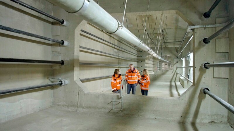 Baubesprechung im Inneren der Siegtalbrücke: der Abriss wird schwieriger als der Neubau. – Bild: WDR