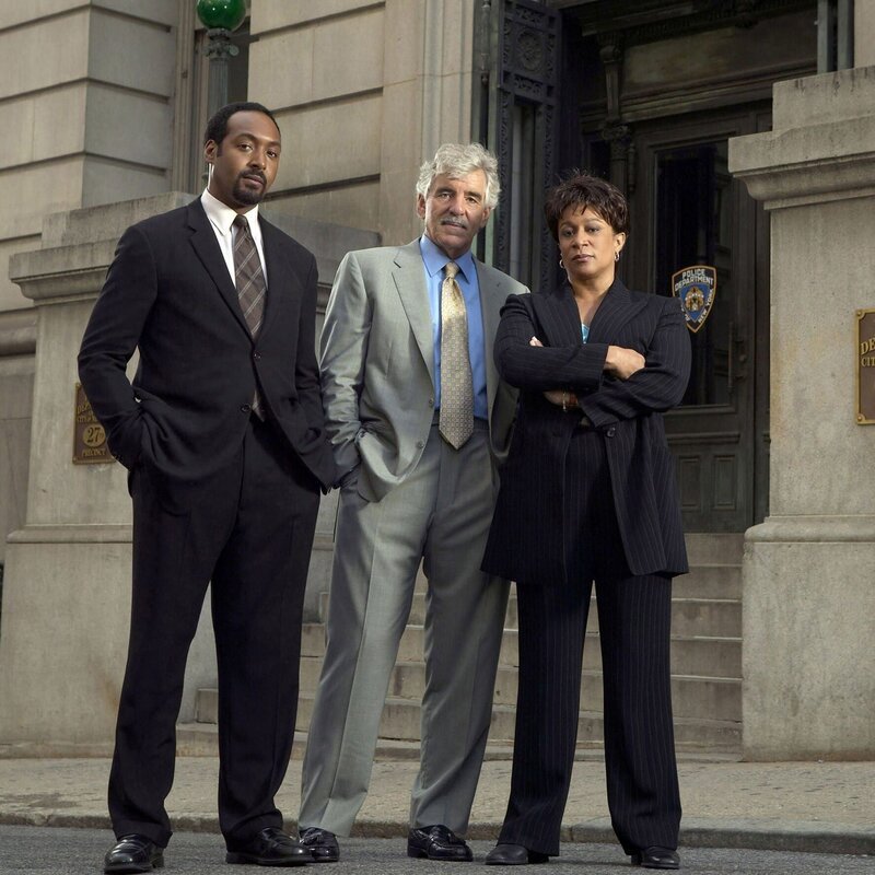 Jesse L Martin, Dennis Farina, S. Epatha Merkerson – Bild: PLURIMEDIA (NBC Universal, Inc.)