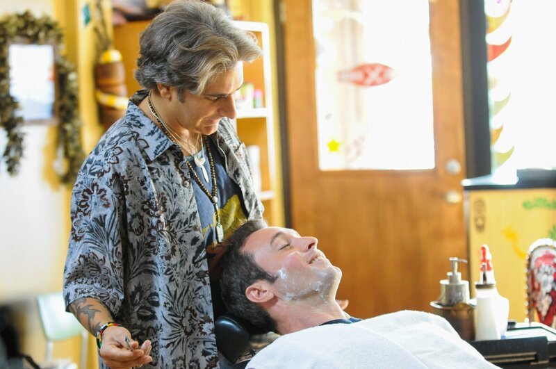 Steve (Alex O’Loughlin, r.) und Odell (Michael Imperioli, l.) versuchen, einen jungen verletzten Mann zu beschützen, der von einer Gruppe armenischer Killer verfolgt wird. – Bild: CBS Broadcasting Inc.