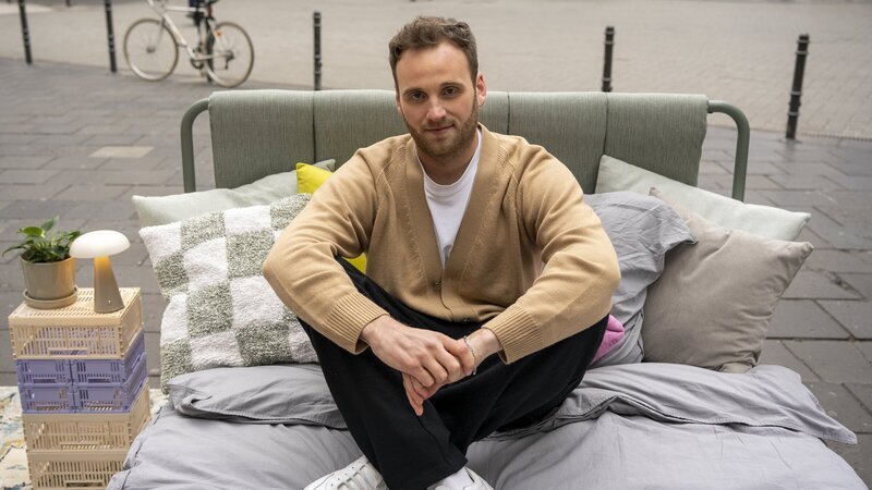 Bin ich gut im Bett? Diese Frage stellen sich viele Menschen und Leon Windscheid will bei einer Straßenumfrage wissen, woran wir guten Sex ausmachen und was dabei überhaupt wichtig ist. – Bild: ZDF und Marius Fuchtmann