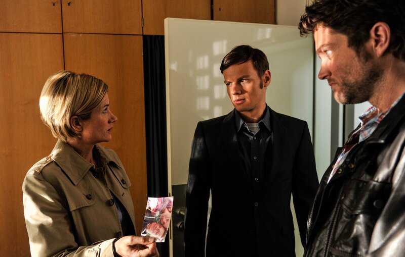 Martina Seiffert (Astrid M. Fünderich, l.), Jo Stoll (Peter Ketnath, r.) und Claudius von Seggern (Leonard Hohm, M.). – Bild: ZDF und Markus Fenchel