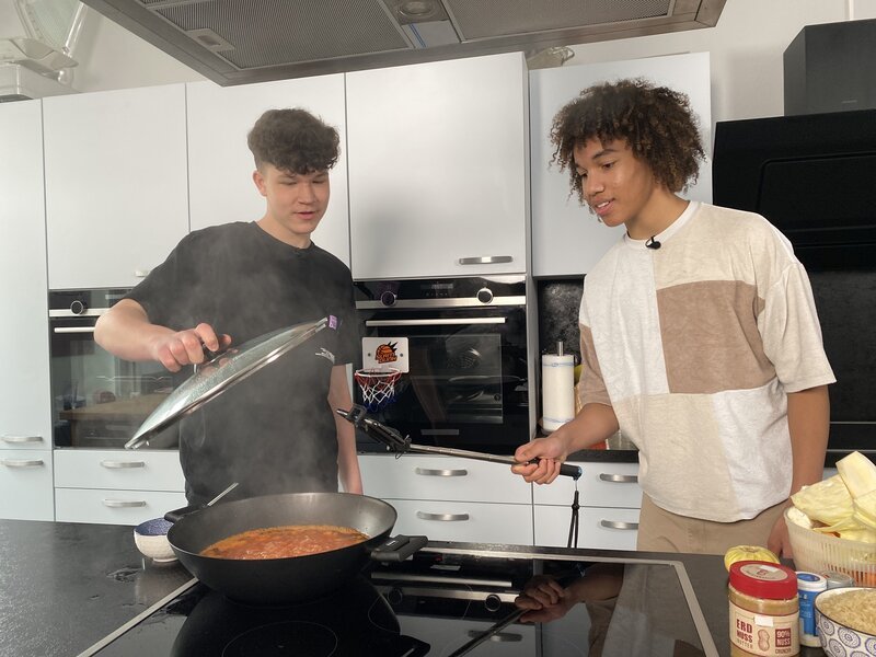 Leon und Noah beim Kochen – Bild: SWR/​Christina Schröder