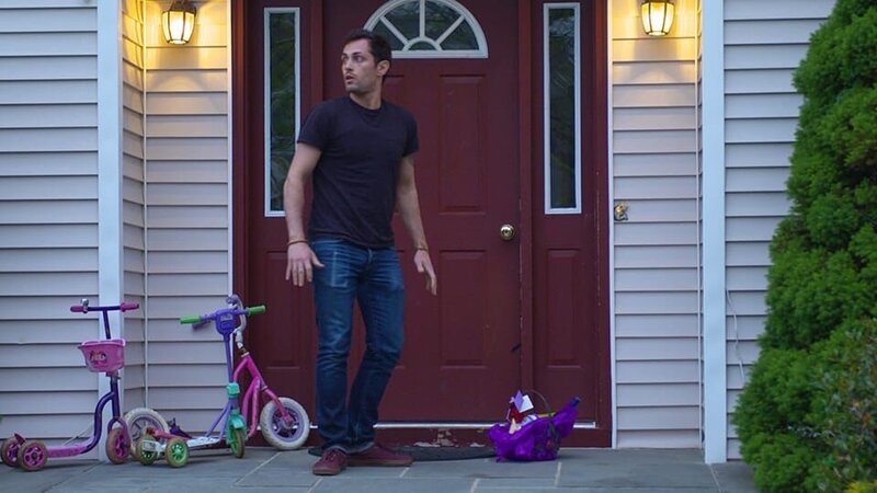 Nancy’s coworker looks both ways in front of her house. – Bild: Discovery Communications