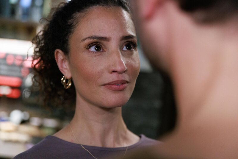 Naomi (Nadine Menz) und Paco (Milos Vukovic) kommen sich in einem Trostmoment unerwartet nah. – Bild: RTL /​ Sebastian Meyer /​ Küss mich, Traumtyp!