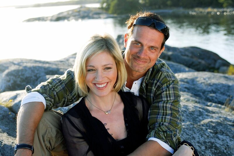 Julia Stinshoff als „Nina“ und Ralf Bauer als „Jonas“ in der neuen Inga-Lindström-Folge „Mein falscher Verlobter“. – Bild: ZDF und Steve Power