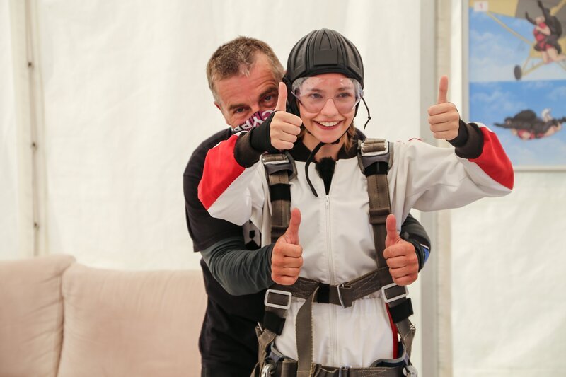Alexa ist bereit für ihren Sprung aus dem Flugzeug. Zusammen mit ihrem Tandemspringpartner hat sie sich gut vorbereitet. – Bild: ZDF und e+u TV