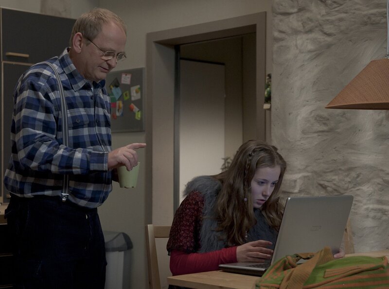 Jo (Lena Schneidewind) vermasselt Pasulke (Gert Schaefer) seine Online-Schachpartie. – Bild: MDR/​Anke Neugebauer