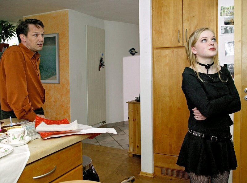 MDR Fernsehen IN ALLER FREUNDSCHAFT FOLGE 274, „Überfordert“, am Mittwoch (03.04.13) um 11:40 Uhr. Juliane (Maria Petz) möchte zu ihren Großeltern ziehen. Henning Breitner (Max Gertsch), dem plötzlich bewusst wird, dass er seine Tochter vernachlässigt, versucht sie zurückzuhalten. – Bild: MDR/​Krajewski