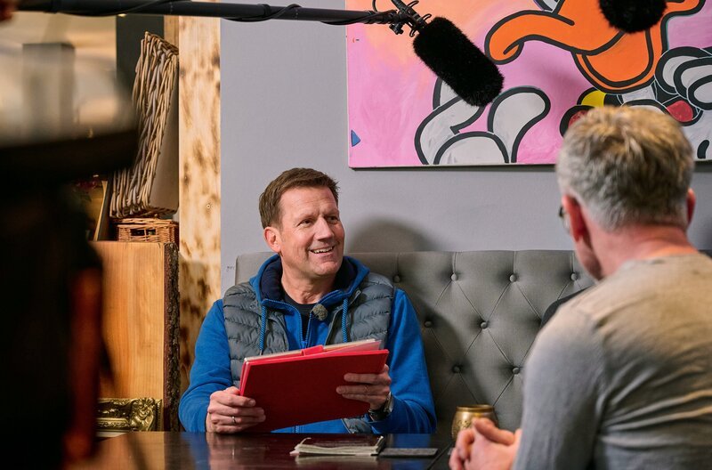 SWR Moderator Jens Hübschen hat Quiz-Fragen im Gepäck. Er will testen, was die Mitmenschen so über ihre Stadt und ihr Land wissen. – Bild: SWR/​Patrick Pfeiffer