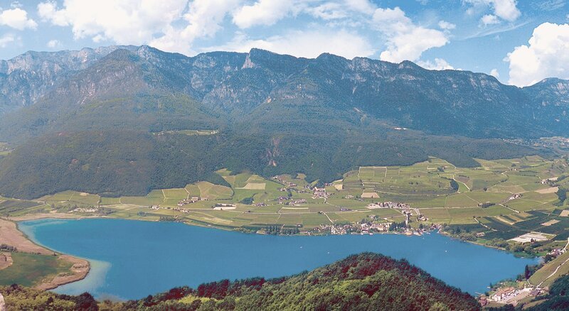 Der Kalterer See mit dem Mendelkamm. – Bild: HR/​Fremdenverkehrsamt Südtirol