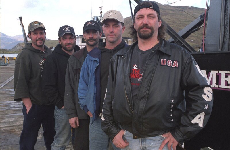 Crew of the Time Bandit. L to R: Deckhand Russell Newberry, Deckhand Nathan Vandecoevering, Engineer Neal Hillstrand, Deckhand Andy Hillstrand, Captain Johnathan Hillstrand. – Bild: Discovery Communications