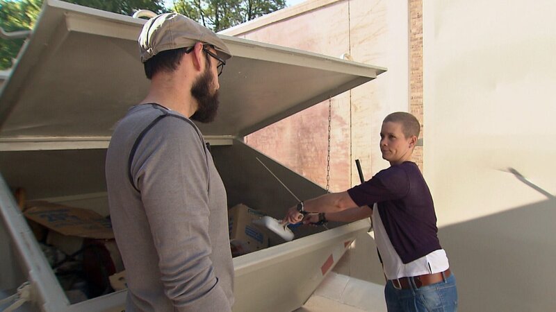 Hanna und Sascha misten aus. – Bild: RTL Zwei