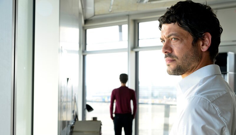 Die LKA Ermittlerin Ursula Thern (Nina Kunzendorf) bespricht sich mit ihrem Kollegen Mario Kreutzer (Carlo Ljubek) über das weitere Vorgehen mit ihrem Belastungszeugen Simon Dreher. – Bild: ARD Degeto/​Christiane Pausch