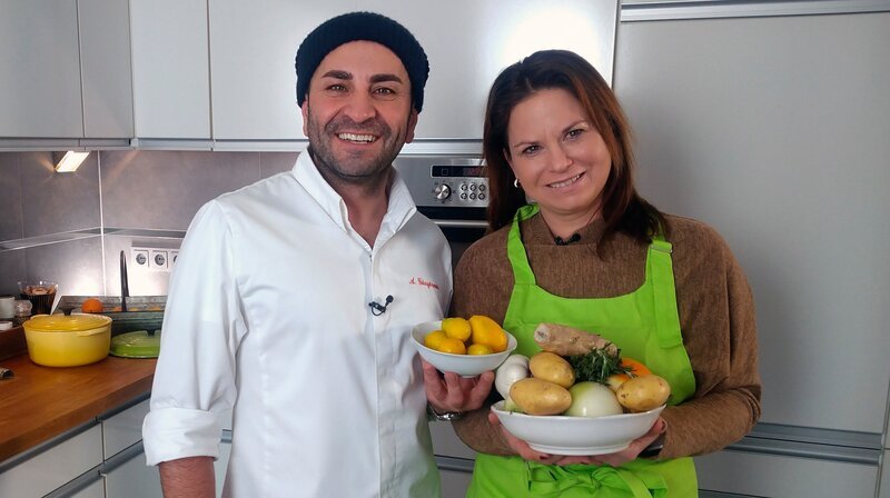 Großhandelskauffrau Suzanne Möller hat Spitzenkoch Ali Güngörmüs nach Lauterbach-Fischborn eingeladen. – Bild: HR/​Pressestelle