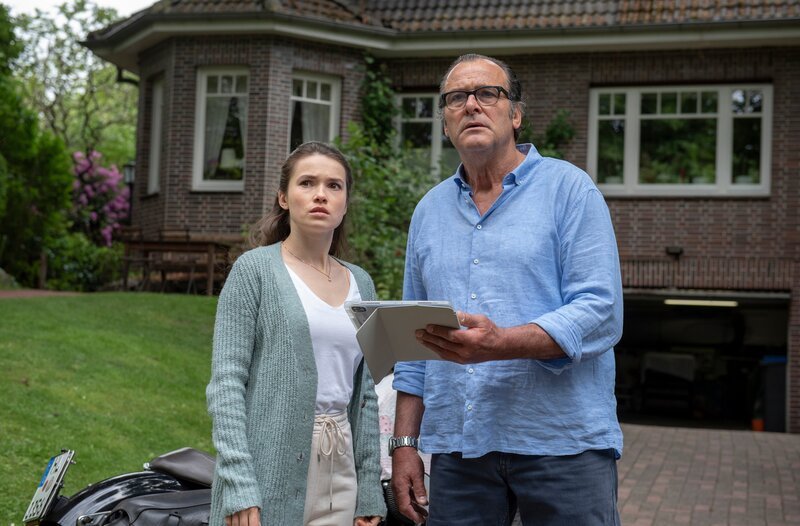 Mimi Brehm (Zoe Moore, l.) hat etwas gefunden, was ihrem Vater Helmut (Joachim Raaf, r.) nicht gefallen wird. – Bild: ARD/​Thorsten Jander