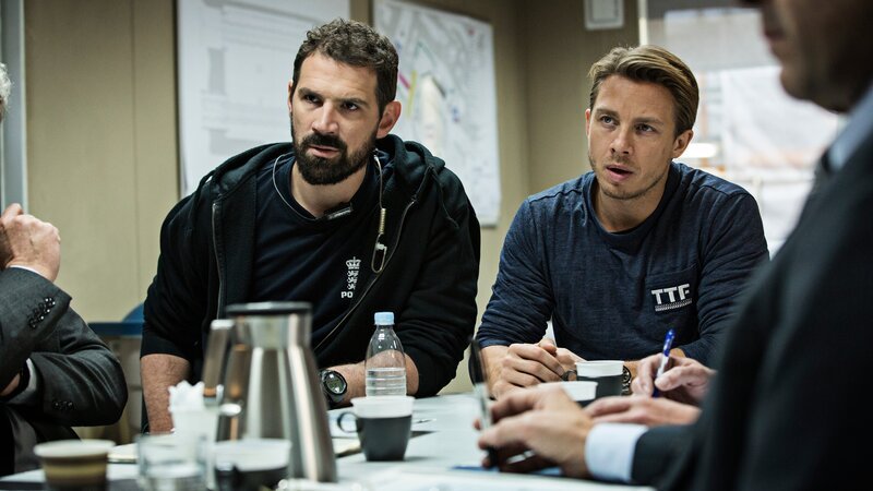 Einsatzleiter Philip (Johannes Lassen, r.) bespricht mit dem Leiter des SWAT-Teams, Daniel Cramer (Kenneth M. Christensen, l.), die nächsten Schritte. – Bild: Christian Geisnæs /​ ZDF