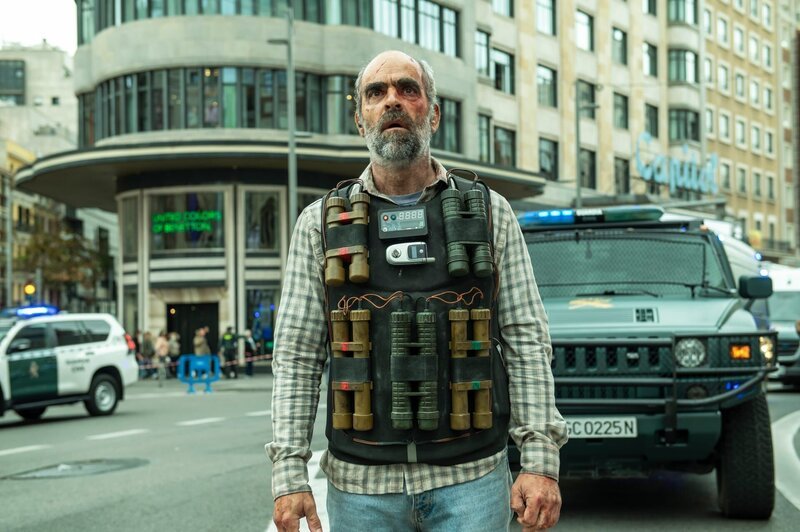 Santiago (Luis Tosar) wird von der für den Anschlag am Flughafen verantwortlichen Terrorzelle eine Sprengstoffweste aufgezwungen, die explodiert, sobald er aufhört, sich zu bewegen. – Bild: ZDF und Nicolás de Assas