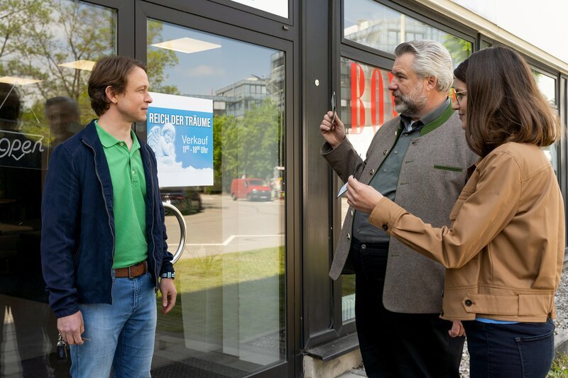 Im Rahmen der Ermittlungen befragen die Kommissare Stadler (Dieter Fischer, M.) und Beck (Michaela Weingartner, r.) den Verkaufsleiter des Opfers, Luis Abt (Felix von Bredow, l.), zu seinem Chef. – Bild: Linda Gschwentner /​ ZDF Studios GmbH /​ ZDF