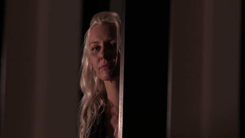 Die Frau beobachtet – Bild: Z/​abacus /​ © Crime + Investigation /​ abacus media