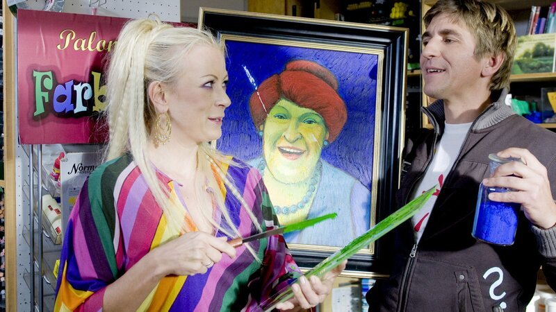 Fritz (Guido Hammesfahr) sucht ein besonderes Blau! Hat Paloma Puderbach (Jenny Elvers-Elbertzhagen) die richtige Farbe? – Bild: ZDF und Antje Dittmann