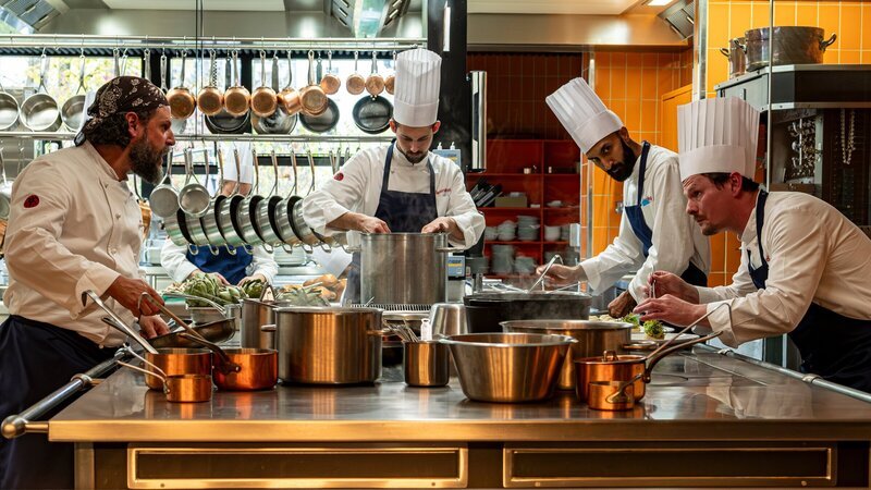 Maximilian Dobek (Manuel Cortez, l.) und Oliver Gerg (Shenja Lacher, r.) kochen beide in der Küche des hervorragenden Restaurants Tanoshimi. Gerg ist dem Chefkoch Dobek unterstellt. Zwei Beiköche (Komparsen) unterstützen die beiden. – Bild: ZDF und Susanne Bernhard