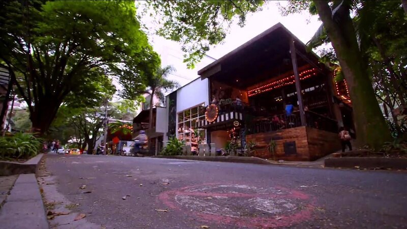 Kelly und Jarrod aus Tampa, Florida, haben sich vor acht Jahren in einem Fitnessclub kennengelernt und ein erfolgreiches Business im Bereich Sporternährung aufgezogen. Nun steht das nächste Kapitel an: Kelly möchte zurück zu ihren kolumbianischen Wurzeln und in einem Landhaus in der Bergprovinz Antioquia leben. Auch Jarrod ist bereit, die Staaten zu verlassen, doch dafür will er in die 2,5 Millionen-Metropole Medellin ziehen und das kolumbianische Großstadtleben genießen. – Bild: Tanja Bachetzky /​ HGTV