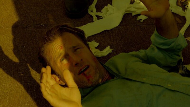 Als Danny (Scott Caan) wegen Mordes an Marco Reyes verhaftet wird und nach Kolumbien abgeschoben werden soll und Chin von Rex Coughlin von der internen Ermittlung wegen Bestechlichkeit festgenommen wird, scheint das Team mit einem Schlag auseinanderzubrechen … – Bild: 2015 CBS Broadcasting Inc. All Rights Reserved.