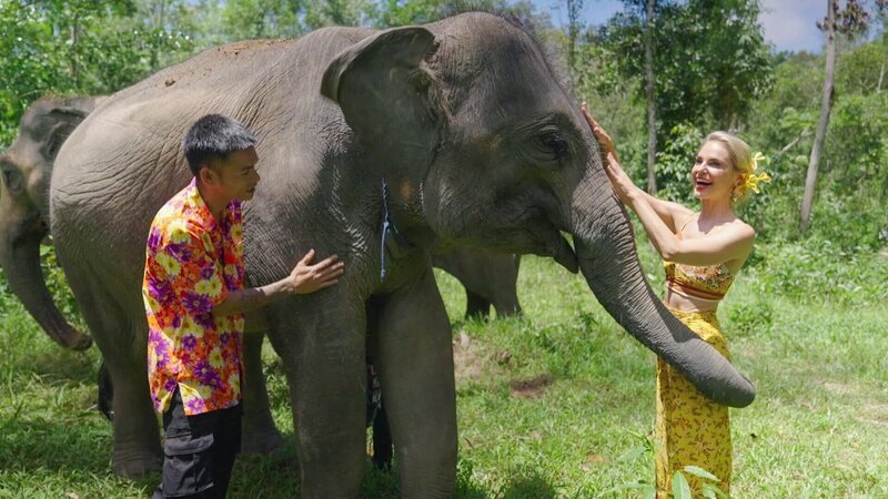 Silvia Schneider besucht den Elephant Wildlife Sanctuary Phuket. – Bild: ORF/​Silvia Schneider GmbH