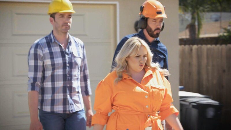Rebel Wilson (m.) – Bild: Warner Bros. Discovery