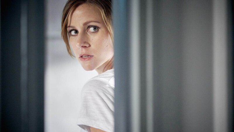 Gangster haben die PAST in ihre Gewalt gebracht. Jenny (Katrin Heß) beobachtet heimlich die Geiselnahme. – Bild: TVNOW /​ Guido Engels