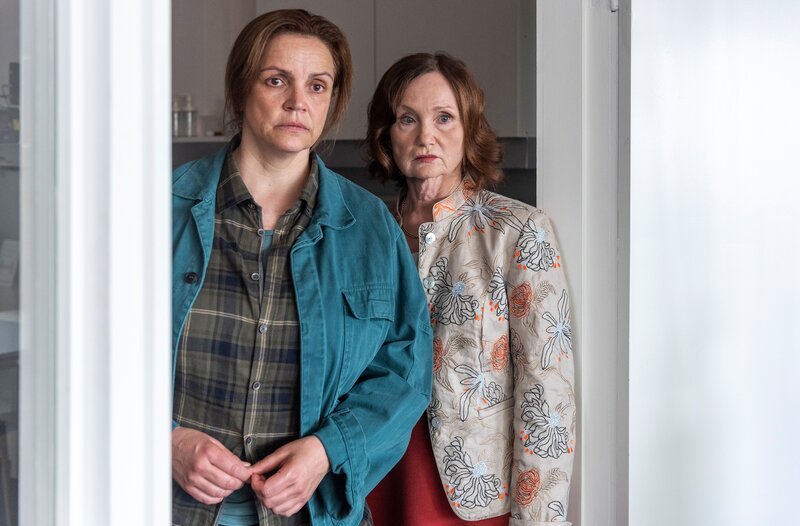 Änne (Rebecca Immanuel, l.) und Brigitte Wegmann (Barbara Schnitzler, r.) machen sich Sorgen um ihre Schwester und Tochter Jana. – Bild: ARD/​Jörg Müller