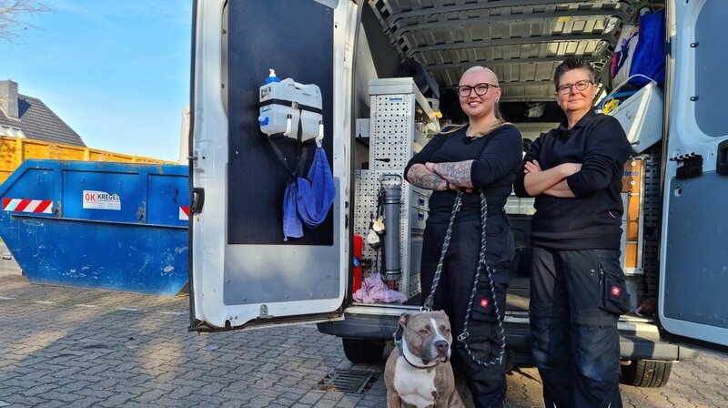 Schädlingsbekämpferin Astrid Wendhausen und ihre Kollegin Fabienne Diekmann rücken an, wenn in Laatzen-Rethen in der Region Hannover die Belästigung durch Ungeziefer zu groß wird. – Bild: NDR und Julian Krätzig