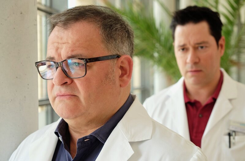 Dr. Philipp Brentano (Thomas Koch, rechts) gibt Hans-Peter Brenner (Michael Trischan) den Rat der Ärzte weiter, seine Mutter nach Hause zu entlassen und keiner weiteren Behandlung zu unterziehen. Philipp verspricht seinem Freund Hans-Peter für ihn da zu sein. – Bild: MDR/​Sebastian Kiss
