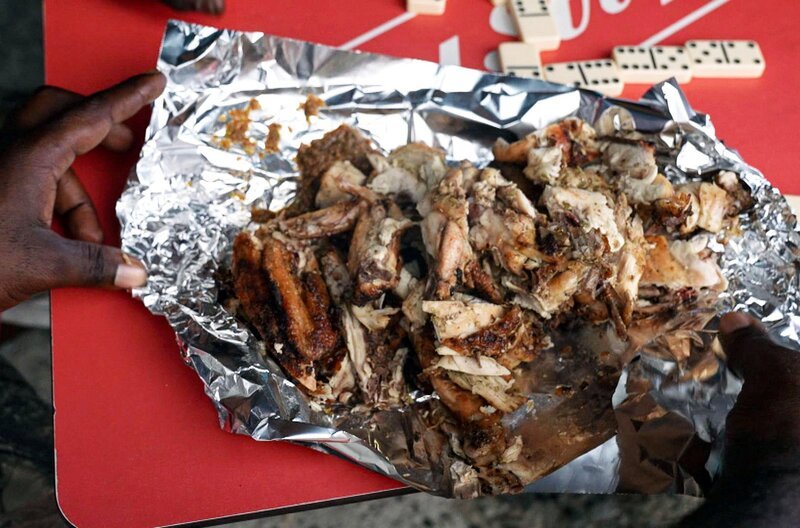 In Jamaika bereitet JJ das Hühnchengericht Jerk Chicken zu. – Bild: Elephant Doc