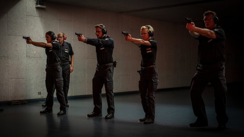 Franzi (Rhea Harder-Vennewald, 2.v.l.) und Hans (Bruno F. Apitz, r.) absolvieren ihre Schießübungen ohne zu ahnen, dass es sich bei Pinar Aslan (Aybi Era, l.) und Kris Freiberg (Marc Barthel, 2.v.l.) um ihre neuen Kollegen im PK 21 handelt. – Bild: Boris Laewen (bola) /​ ZDF