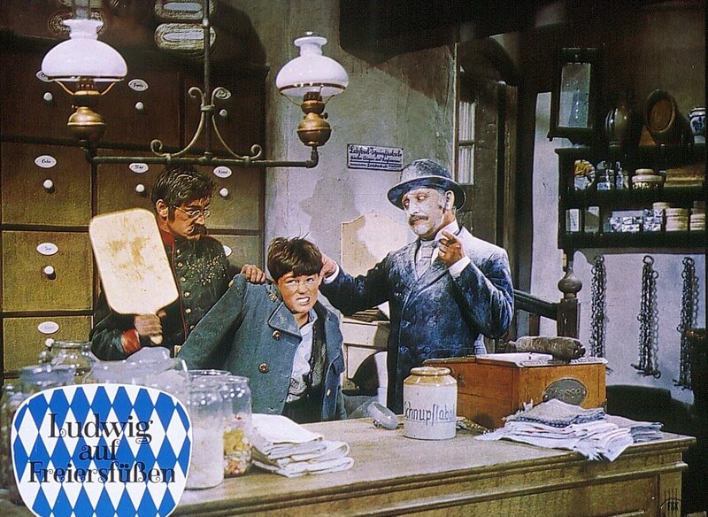 Kurz vor seinem Abitur erinnert sich Ludwig (Hansi Kraus) frueherer Streiche. Dazu gehoert auch eine wilde Verfolgungsjagd, die im Kraemerladen endete. Links: Hans Terofal, rechts: Gunther Philipp. : Honorarfrei bei Nennung ARD – Filmredaktion, Frankfurt, Bertramstr. 8, Tel.: 069/​ 1509378 – Bild: BR/​ARD-Filmredaktion