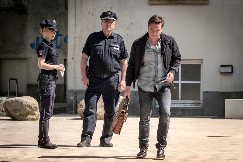 Bernd Wächter (Florian Panzner, r.) sieht sich mit Vorwürfen von einem seiner Schüler konfrontiert und merkt, dass weder Franzi (Rhea Harder-Vennewald, l.) noch Hans (Bruno F. Apitz, M.) seiner Version der Geschehnisse Glauben schenken. – Bild: ZDF und Boris Laewen