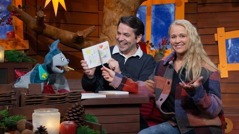 Fidi, Singa und Juri malen ihre Neujahreswünsche auf und sprechen darüber. – Bild: KiKA