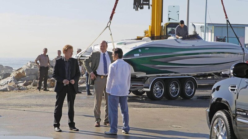 Ein Mann namens Henry Duncan wurde mit einem Motorboot überfahren. Haben Horatio (David Caruso, li.) und Det. Tripp (Rex Linn, Mi.) mit Dylan Perez (Diego Serrano) einen ersten Verdächtigen? – Bild: MG RTL D /​ CBS