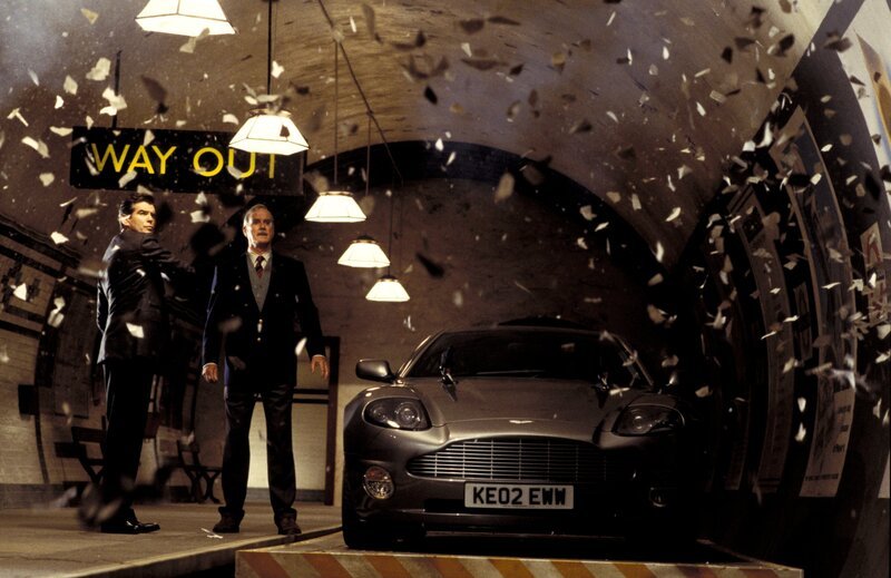 Wieder einmal erhält James Bond (Pierce Brosnan, l.) von Quartiermeister Q (John Cleese, r.) ein Auto mit Spezialausstattung. – Bild: ZDF/​Keith Hamshere