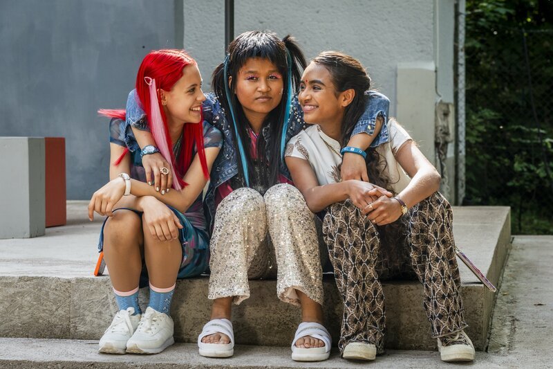 Elly (Nelly Borodina), Massuda (Tisa Pharischad Khumyim) und Reena (Sophia Leonie Mauritz, vlnr.) wollen eine perfekte Party für Joshua organisieren. – Bild: mdr/​Saxonia Media/​Thomas Dietze