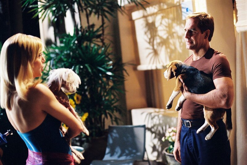 Da ihre vierbeinigen Freunde mitreisen, kommen sich Captain Archer (Scott Bakula, r.) und seine Zimmernachbarin Keyla (Dey Young, l.) näher … – Bild: CBS Studios Inc /​ Paramount Pictures /​ SYFY