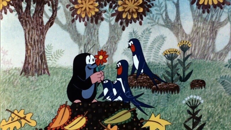 Der kleine Maulwurf aus Prag rettet eine verletzte Schwalbe und pflegt sie gesund. – Bild: WDR/​KiKA