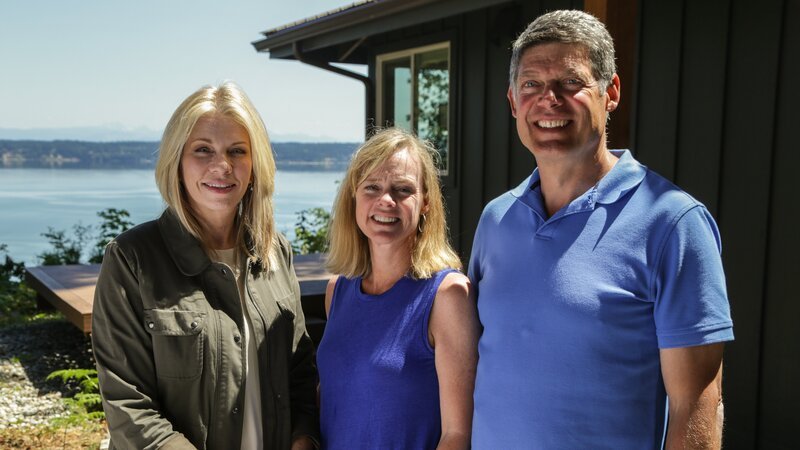 Real estate agent Cindy Kelly and homebuyers Heidi and Michael pose for a photo after touring the Highlands House, as seen on HGTV’s Beach Hunters. – Bild: HGTV /​ HBCHU206_279747_1041914.JPG /​ HGTV/​Scripps Networks, LLC. All Rights Reserved