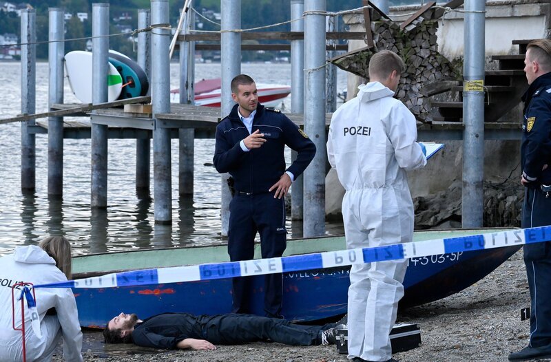 Jakob Frings (Max König, 3.v.r.) untersucht gemeinsam mit der Spusi (Komars:innen, l. u. r.) den Tatort, an dem die Leiche von Frank Schandau (Luca Torzi, liegend) gefunden wurde. – Bild: ARD/​Laurent Trümper