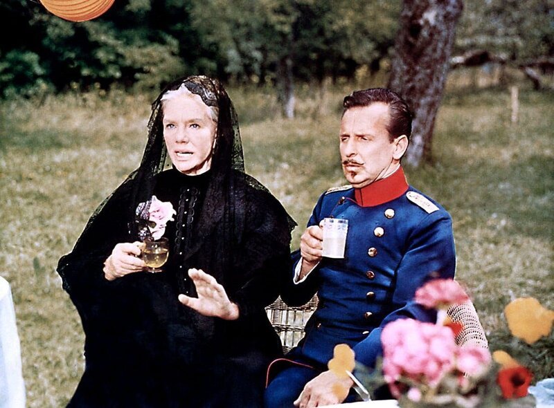 Tante Frieda (Elisabeth Flickenschildt) zeigt sich sehr angetan von Hauptmann Stumpf (Georg Thomalla), zumal der Junggeselle noch zu haben ist. – Bild: MDR/​Degeto