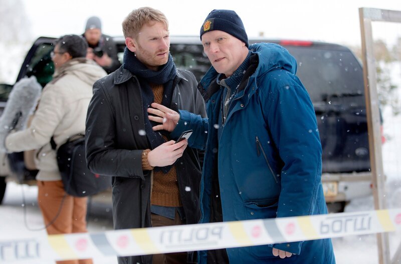 Wisting (Sven Nordin) muss die Fragen eines Reporters abblocken. Weiteres Bildmaterial finden Sie unter www.br-foto.de. – Bild: ARD Degeto/​Wisting Production A/​S/​Agnete Brun