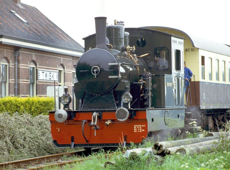 Kastenlok mit Personenwagen. – Bild: SWR