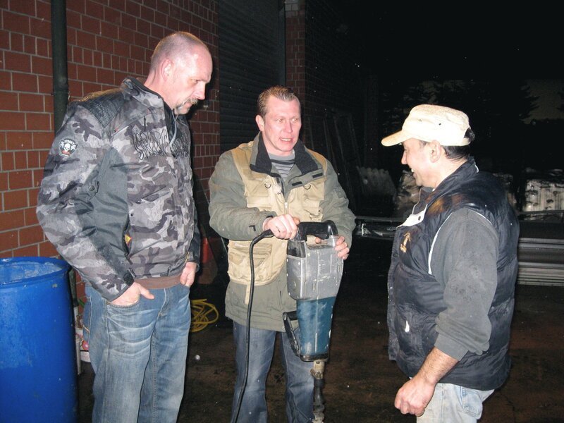 Steffi ist gerade bei ihrem Freund Jens eingezogen und demnächst wird geheiratet. Für die geplante Traumhochzeit ist er sogar bereit, sich von seiner Sammlung an Schrott zu trennen. Dabei hilft Trödel-Profi Otto Schulte (ganz links) gern. – Bild: RTL II