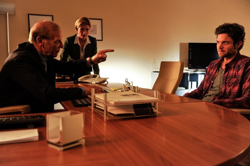 Martina Seiffert (Astrid M. Fünderich, M.), Jo Stoll (Peter Ketnath, r.) und Michael Kaiser (Karl Kranzkowski, l.). – Bild: ZDF/​Markus Fenchel